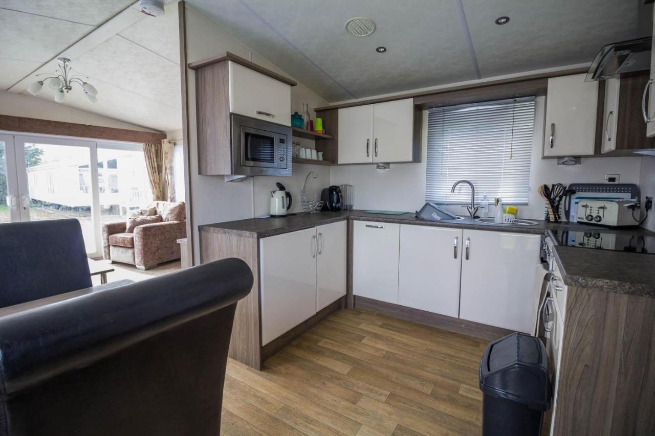 Modern 6 Berth Caravan At Highfield Grange In Essex Ref 26609P แคลกตัน-ออน-ซี ภายนอก รูปภาพ
